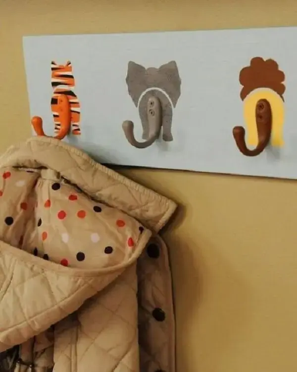 Que tal investir em ganchos de parede de animais para quarto de bebê safári. Fonte: Pinterest