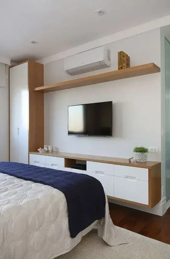 Rack para quarto com cama de casal e móveis planejados