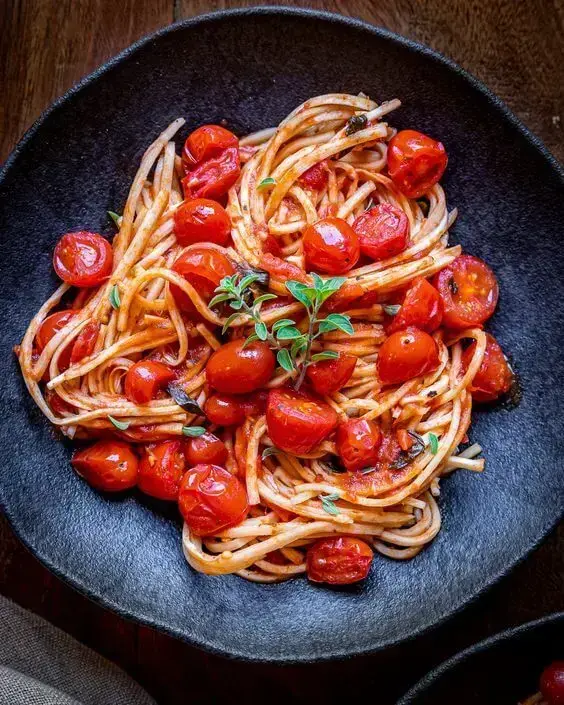 Receita de almoço rápido com espaguete e tomate cereja