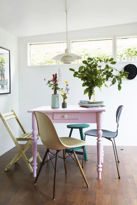 Reforma de móveis vintage para sala de jantar colorida 