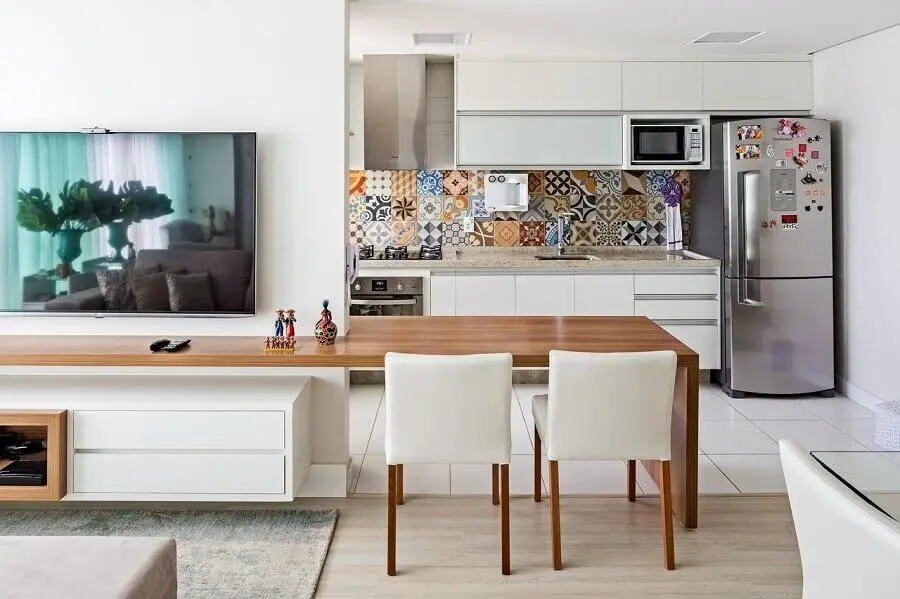Revestimento colorido para decoração de cozinha aberta com sala de TV Foto Homify