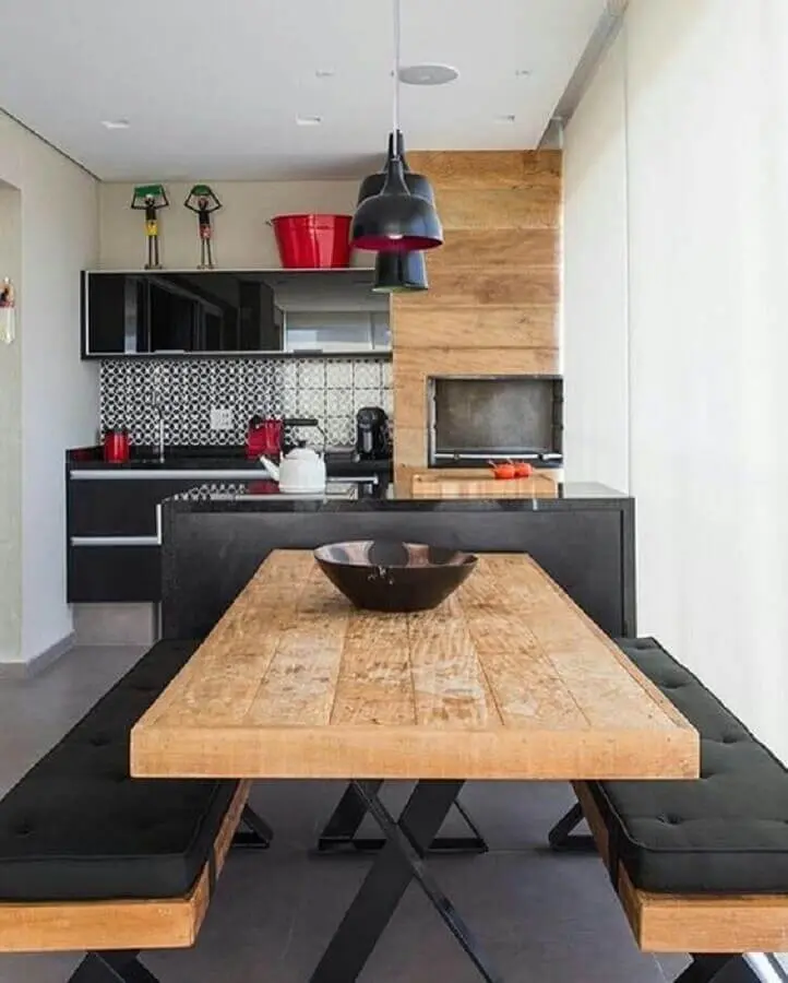 Revestimento e mesa de madeira para decoração de apartamento com varanda gourmet Foto Iaza