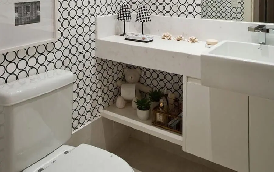 Revestimento preto e branco delicado para lavabo planejado Foto Idália Daudt