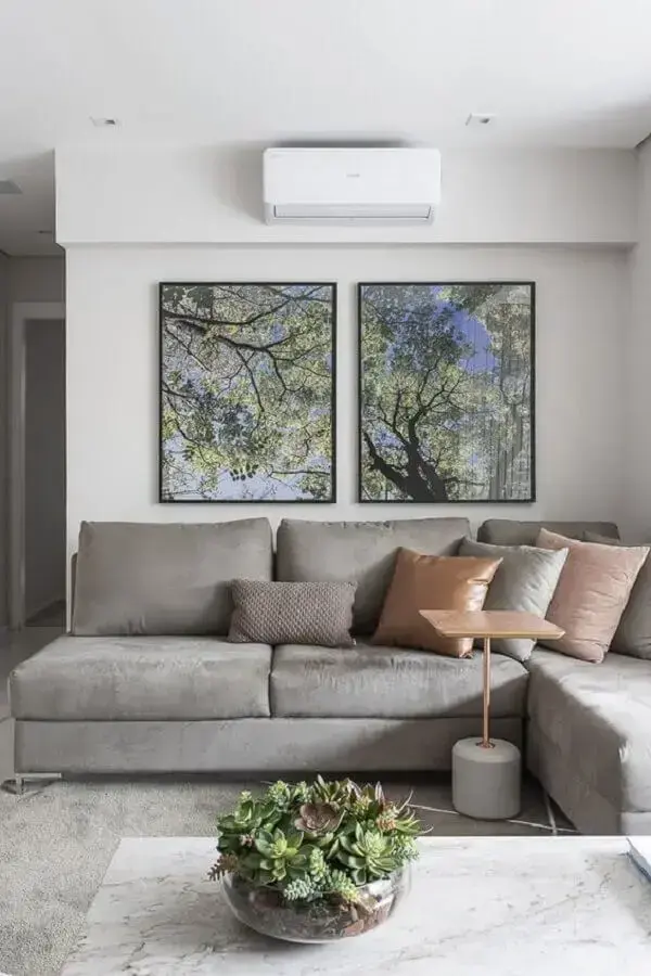 Sala branca decorada com almofadas para sofá cinza de canto Foto Sesso e Dalanezi Arquitetura + design