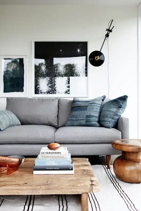 Sala branca e cinza decorada com tapete listrado e mesa de centro rústica Foto Pinterest
