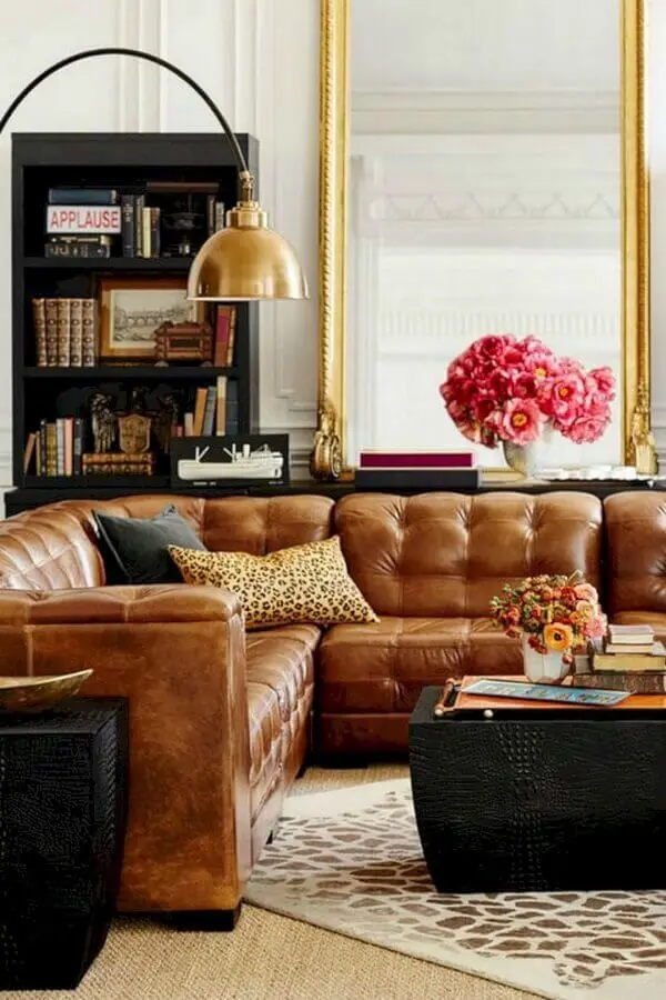 Sala clássica decorada com sofá cor caramelo de canto e móveis pretos Foto Decoholic