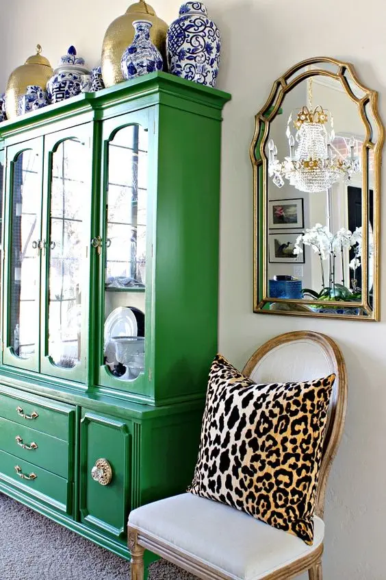Sala colorida com móveis vintage na cor verde