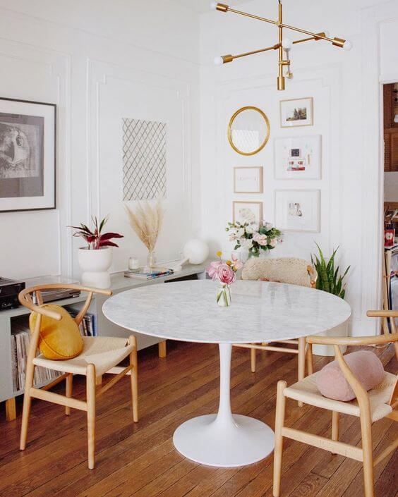 Sala com mesa de jantar branca de granito