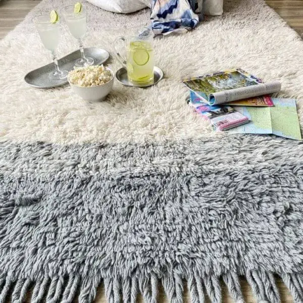 Sala com tapete de lã bege e cinza