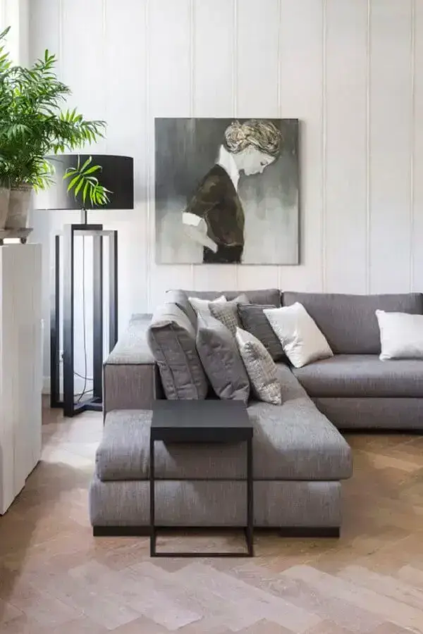 Sala de estar cinza e branco decorada com abajur de chão e sofá de canto Foto Futurist Architecture