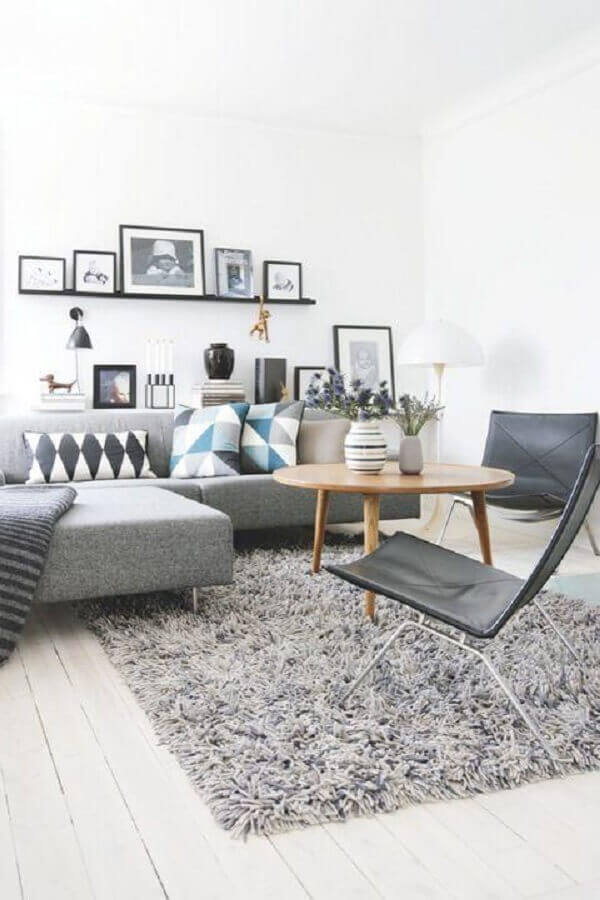 Sala de estar cinza e branco decorada com tapete felpudo e almofadas estampadas Foto Pinterest
