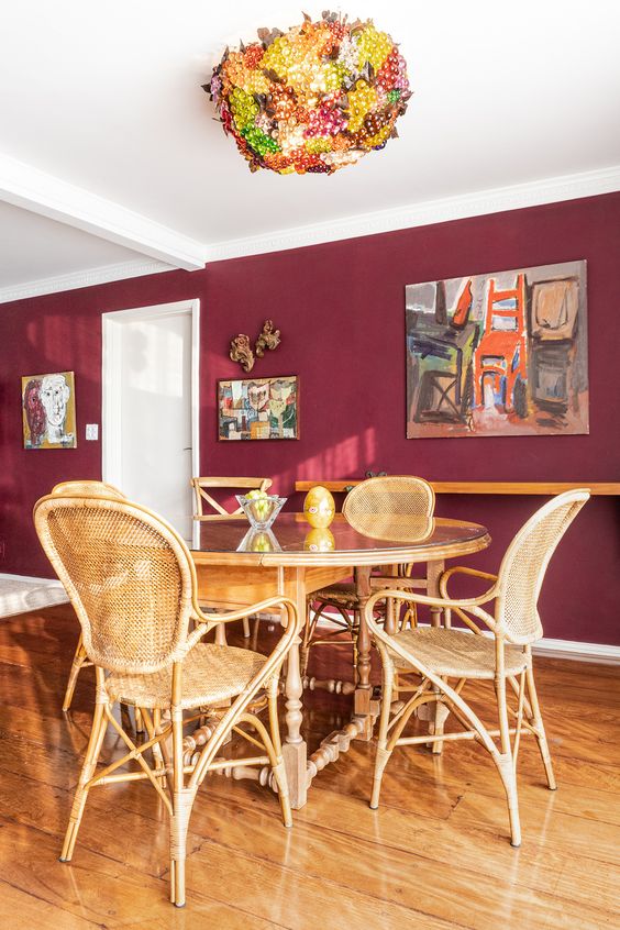 Sala de jantar com parede cor vinho