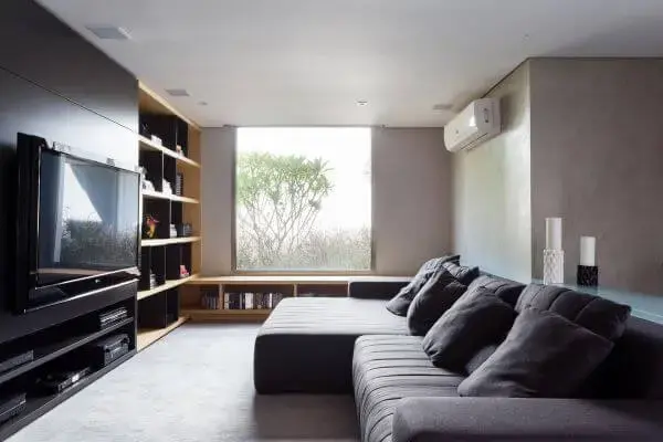 Sala de tv com almofadas grandes e confortáveis no sofá
