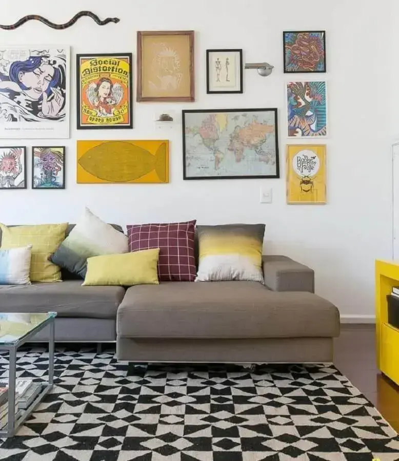 Sala decorada com mural de quadros e almofadas decorativas para sofá cinza Foto Gisele Rampazzo