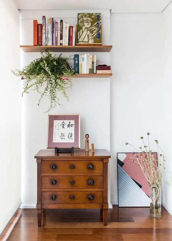 Sala decorada com móveis vintage de madeira e prateleira decorada com plantas