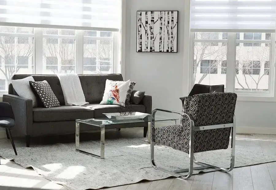 Sala decorada com poltrona estampada e almofadas para sofá cinza escuro Foto Pixabay
