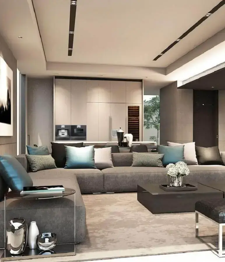 Sala moderna decorada com almofadas decorativas para sofá cinza grande Foto Gubuk Decor
