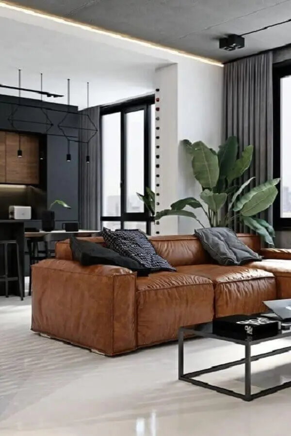 Sala moderna decorada com mesa de centro preta e sofá cor caramelo Foto Futurist Architecture