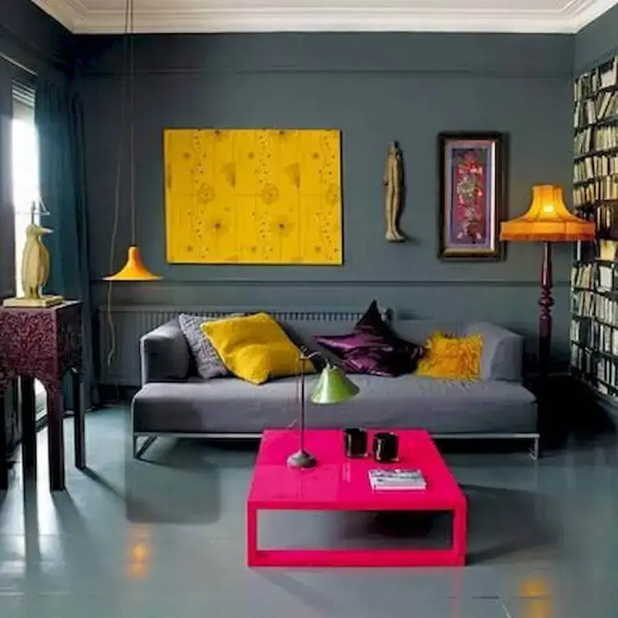 Sala moderna decorada com mesa de centro rosa e almofadas para sofá cinza escuro Foto Home4art