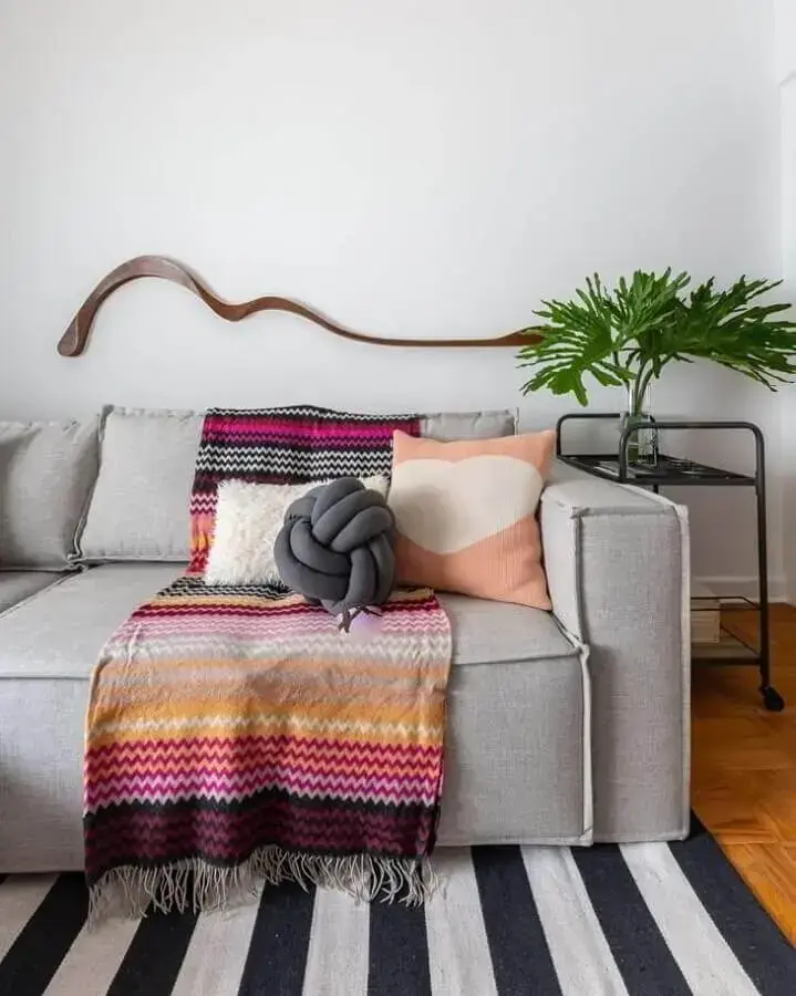 Sala simples decorada com manta e almofadas para sofá cinza Foto Gisele Rampazzo