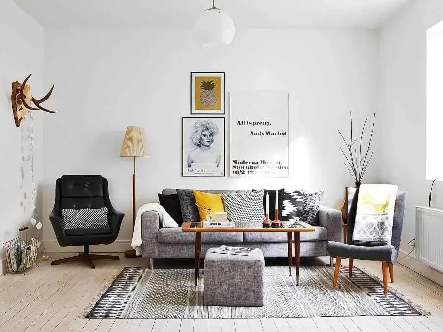 Sala simples decorada com poltrona preta e almofadas decorativas para sofá cinza Foto Total Construção