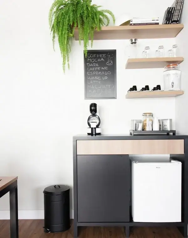 Se for possível crie um cantinho de café no escritório pequeno. Foto: A2E Arquitetura e Engenharia