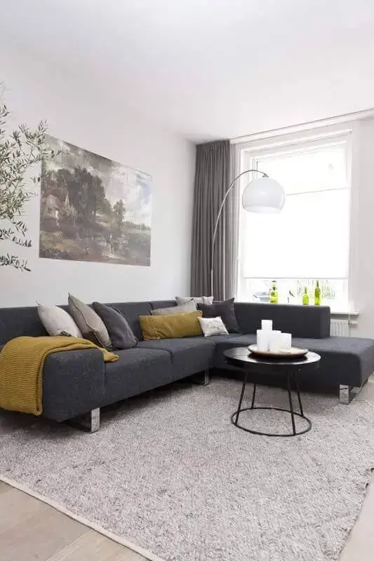 Sofá com chaise para decoração de sala cinza e branco com luminária de piso  Foto Pinterest
