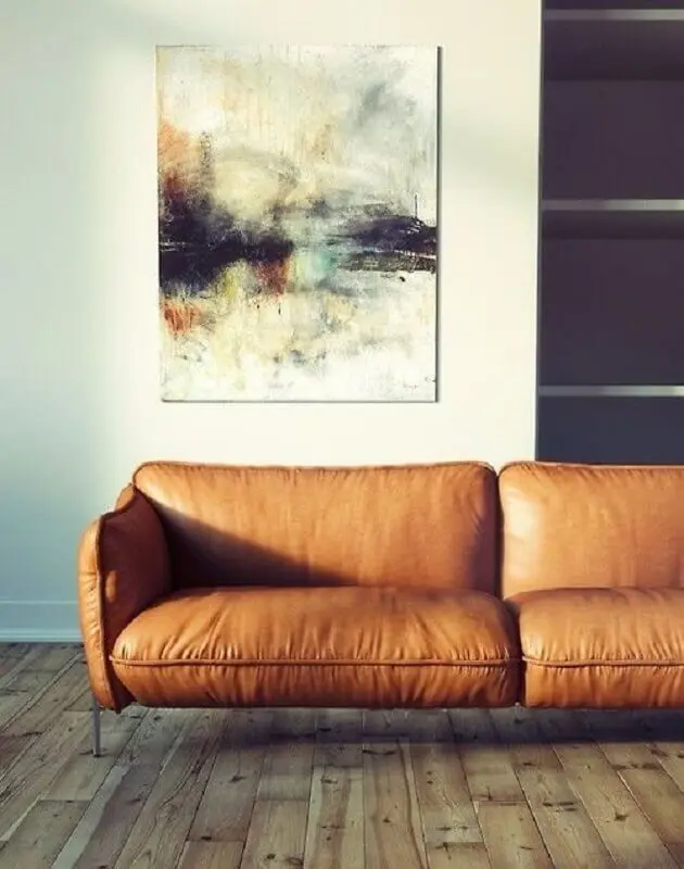 Sofá cor caramelo moderno para decoração de sala com piso de madeira Foto Pinterest