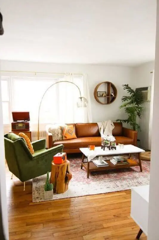 Sofá cor caramelo para decoração de sala simples com poltrona verde Foto Pinterest