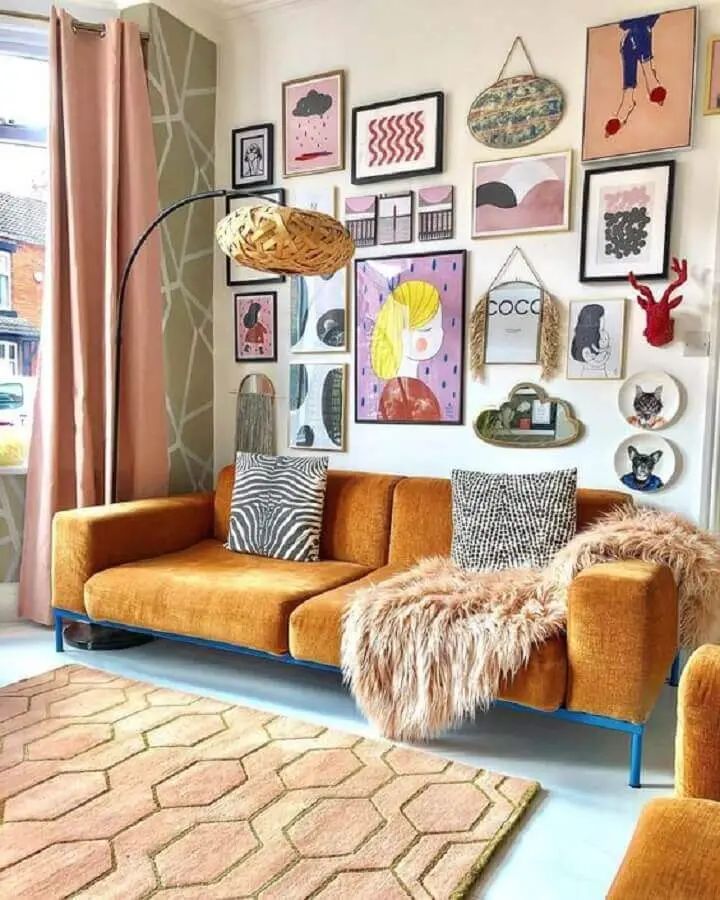 Sofá cor caramelo para sala decorada com mural de quadros Foto domino magazine
