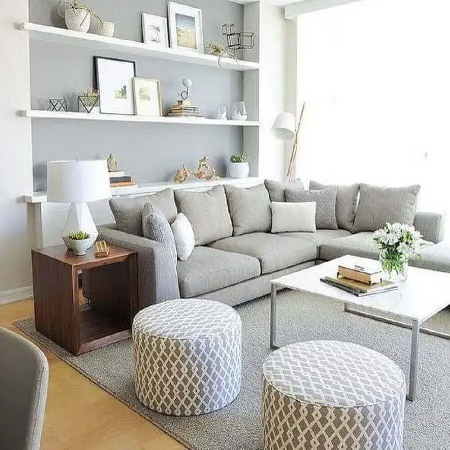 Sofá de canto para decoração sala cinza e branco com puffs redondos Foto Pinterest
