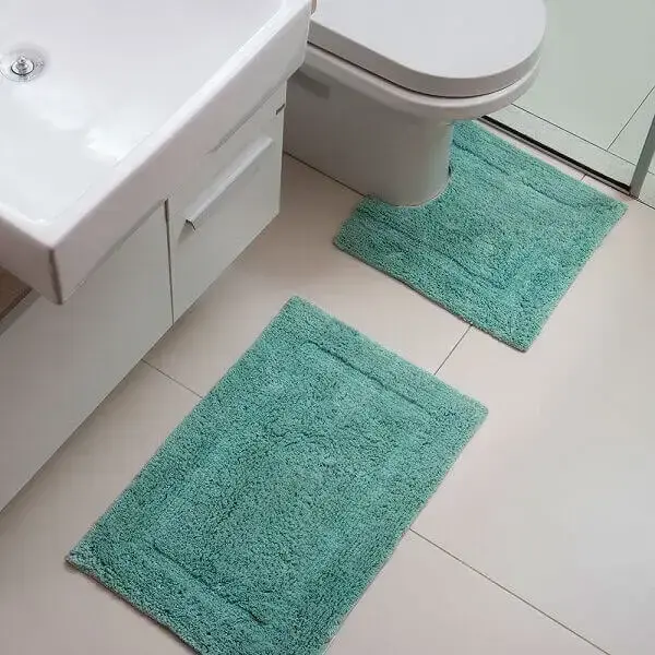 Tapete de banheiro cor verde água no banheiro branco minimalista