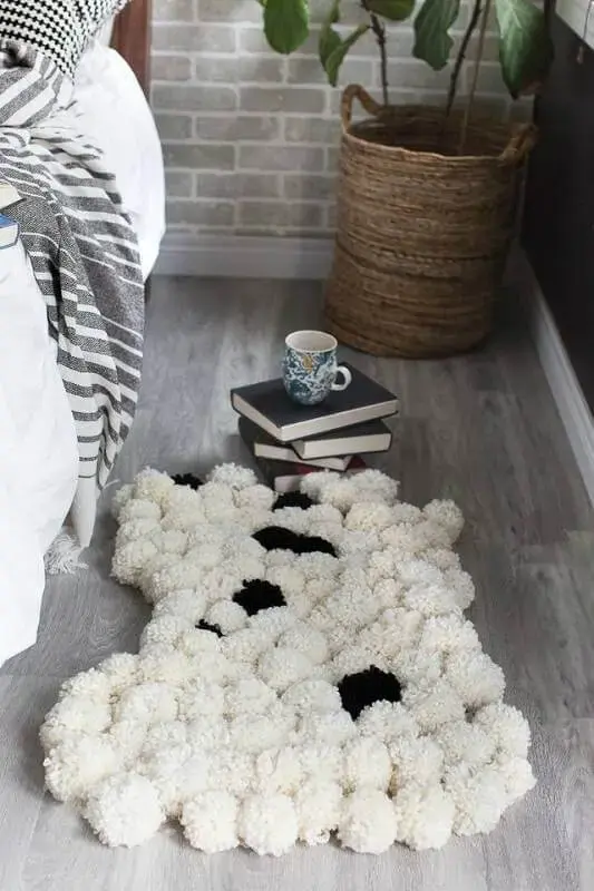 Tapete de lã ao lado da cama do quarto