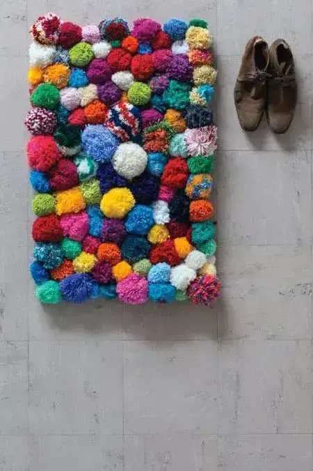 Tapete de lã colorido feito com pompom