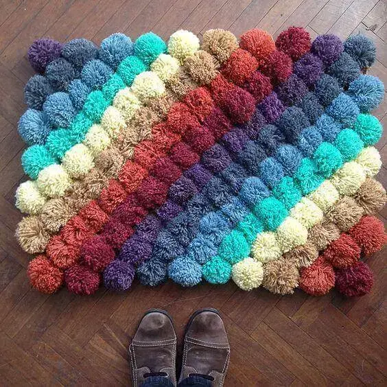 Tapete de lã com pompons colorido