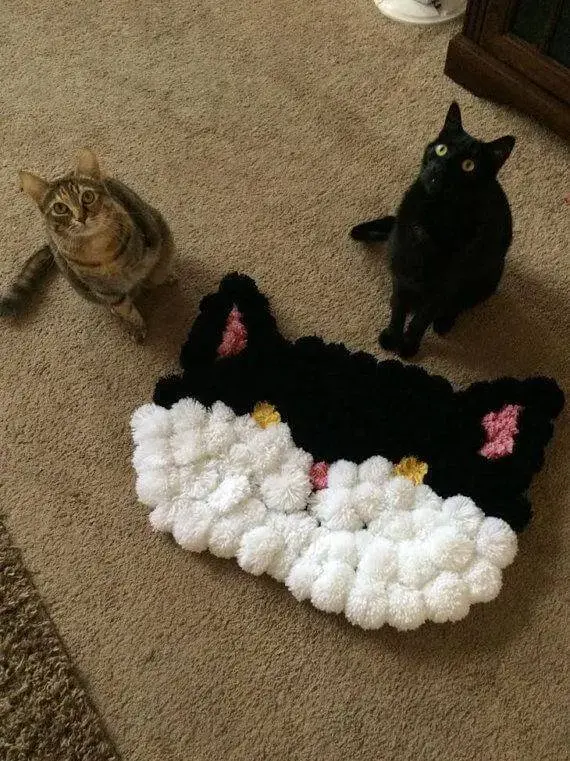Tapete de lã de pompo em formato de gato
