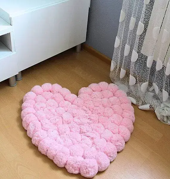 Tapete de lã em formato de coração com pompons