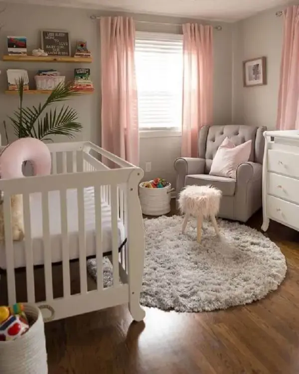 Tapete de lã para quarto de bebê redondo e móveis minimalistas
