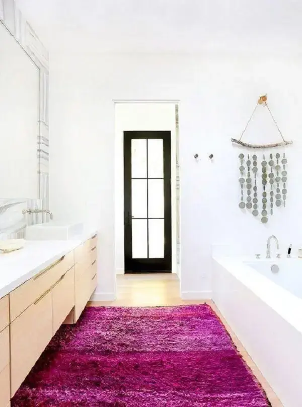 Tapete de lã pink para banheiro branco e minimalista