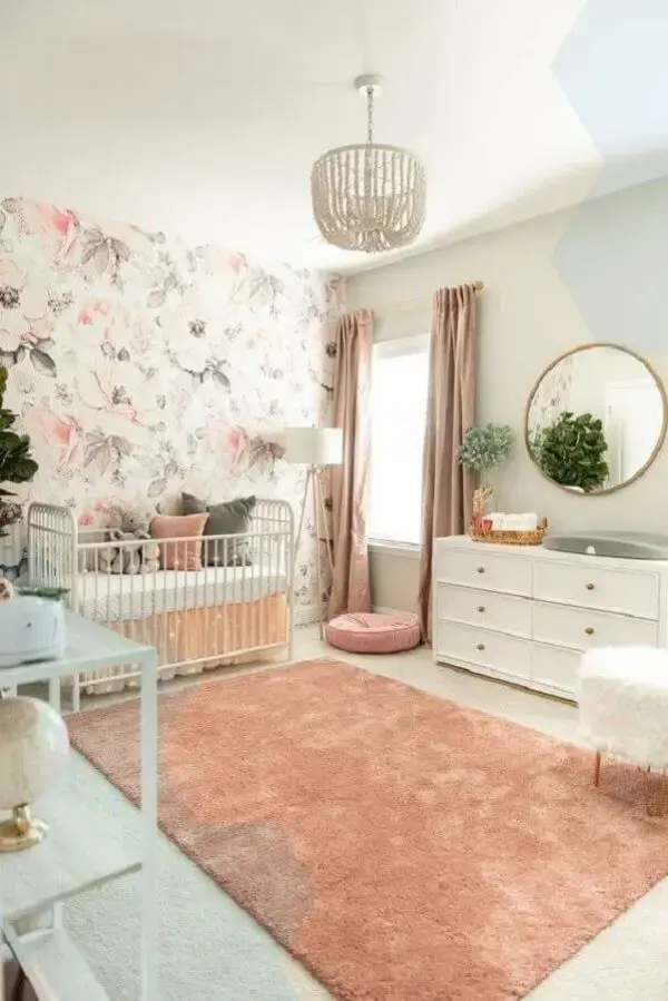 Tapete de lã rose no quarto de bebê minimalista