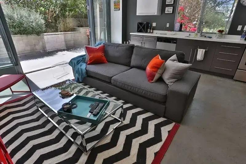 Tapete preto e branco para decoração de sala com almofadas para sofá cinza escuro Foto Meg Frank Interiors