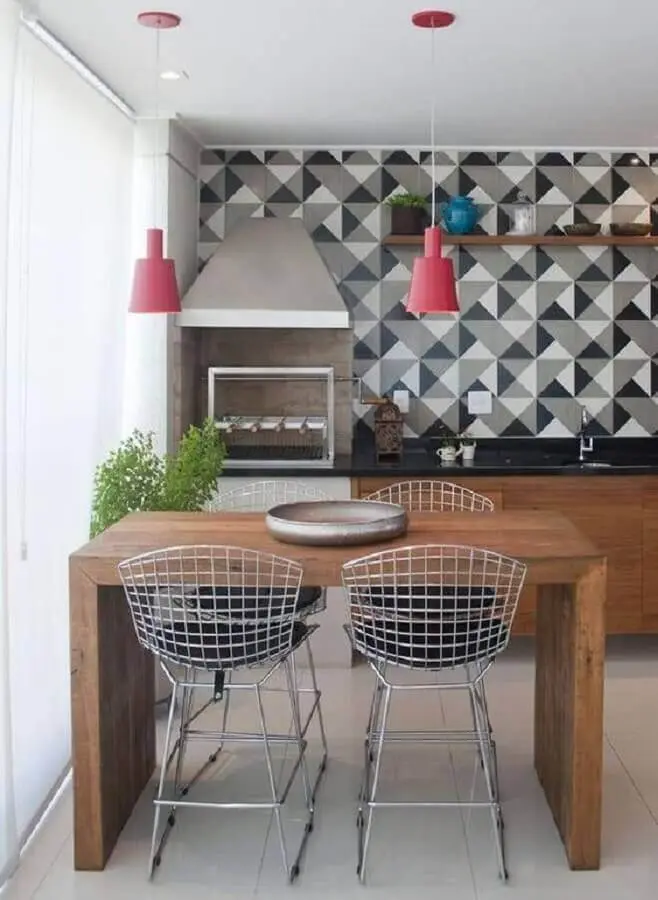Varanda gourmet para apartamento pequeno decorado com revestimento geométrico Foto Pinterest