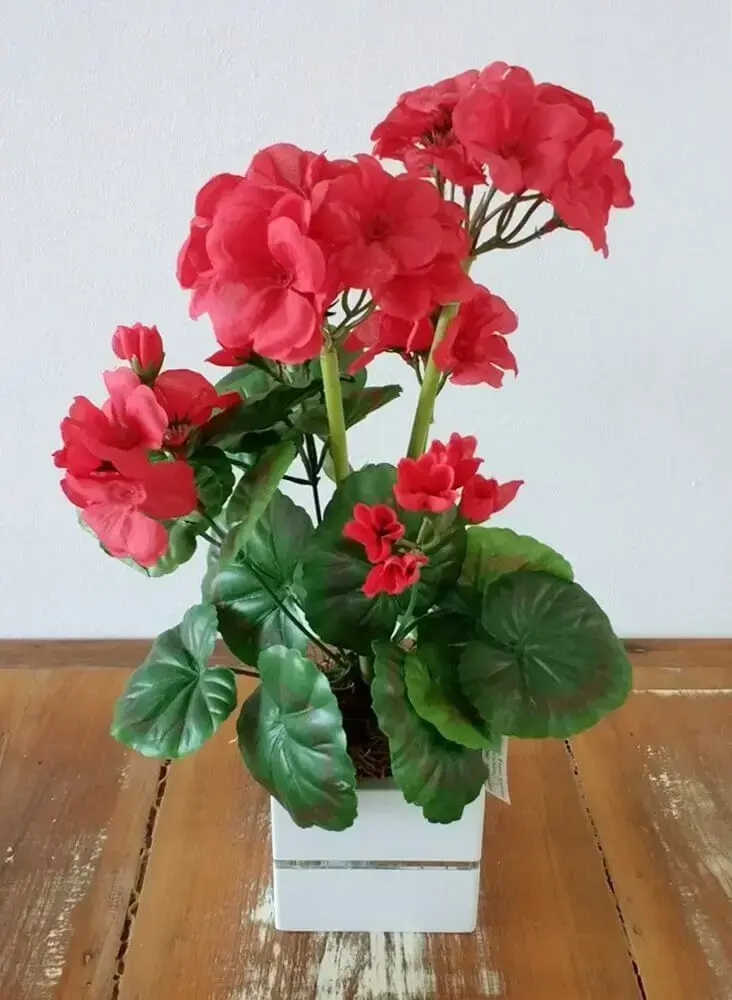 Vaso de gerânio vermelho artificial para decorar sua casa