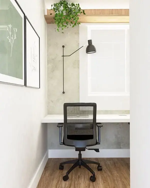 Vasos de plantas são sempre bem-vindos na decoração de escritório pequeno. Foto: Monica Backes Arquitetura