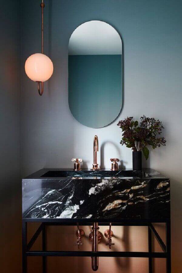 Banheiro com mármore preto e decoração moderna