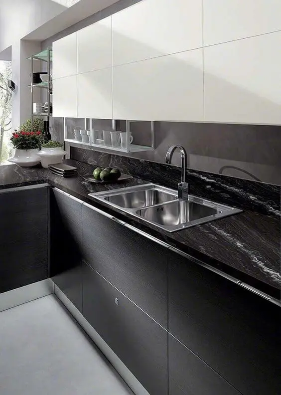 Cozinha com mármore preto e armários da mesma cor