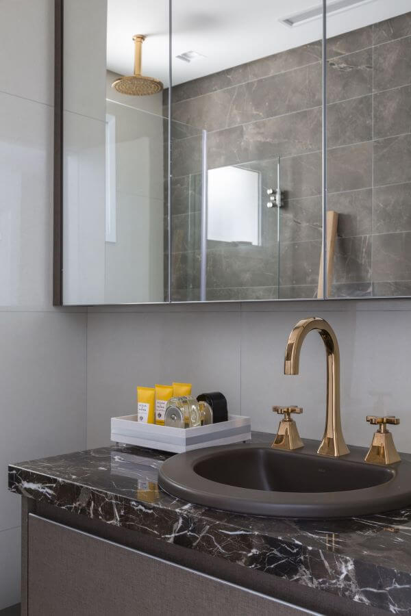Decoração de banheiro simples com espelheira e bancada de mármore