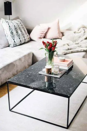 Mesa de centro de mármore preto e sofá de canto cinza