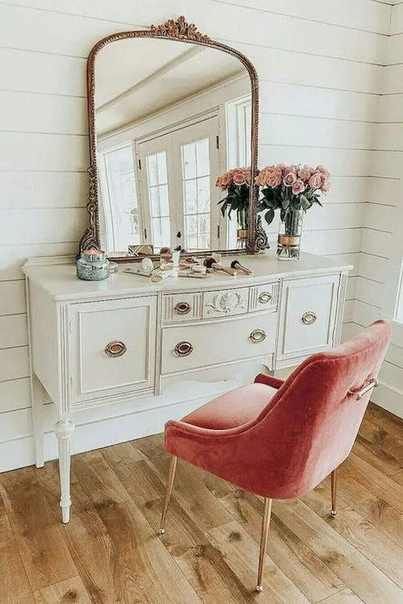 Móveis vintage com cadeira rosa e espelho delicado