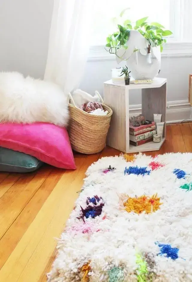 Tapete de lã branco e colorido na decoração do quarto